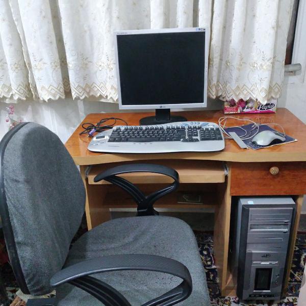 کامپیوتر و میز و صندلی